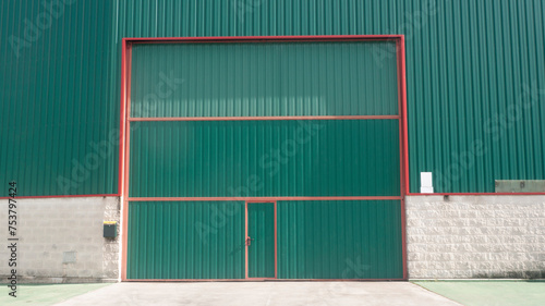 Quadro em tela Puerta grande en nave industrial metálica