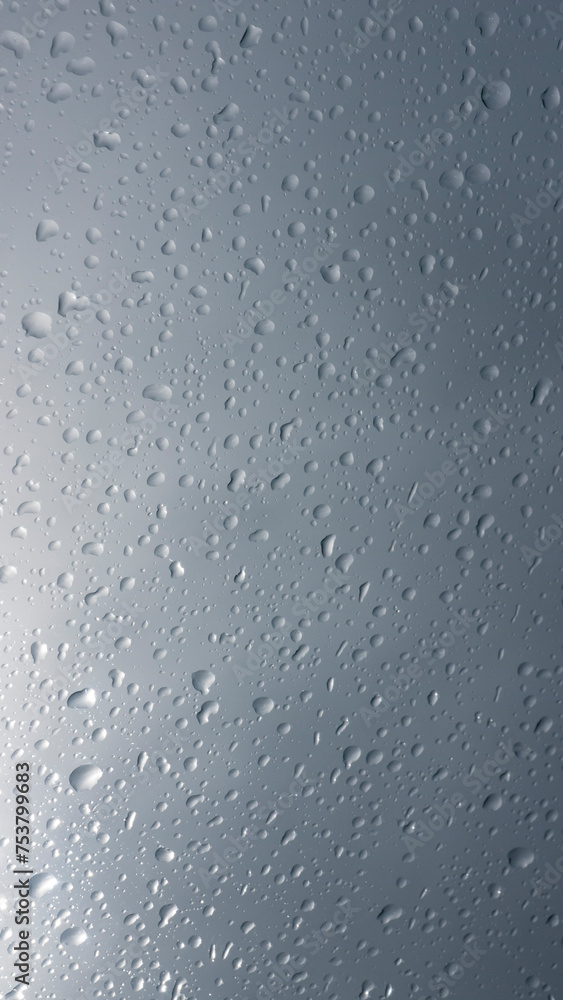 Gotas de lluvia en ventana de techo