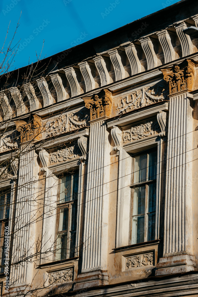 Obraz premium Old buildings and windows in the city