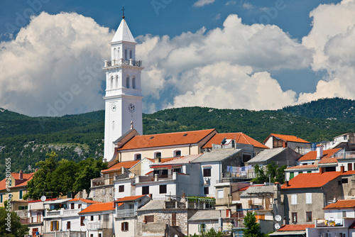 Kroatien, Kvarner Bucht, Novi Vinodolski, Kirche, Dächer, Wolken photo