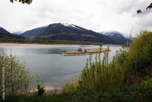 Obraz na płótnie View of the Columbia River from Revelstoke - British Columbia - Canada w salonie