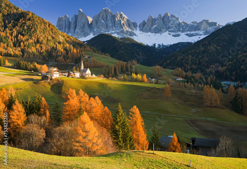 Italien, Südtirol, Alto Adige, Dolomiten, Villnösstal, Santa Maddalena, Geisler Spitzen photo