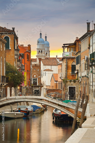 Italien, Venetien, Venedig, Dorsoduro, Rio di San Barnaba, Ponte dei Pugni, Angelo Raffaele photo