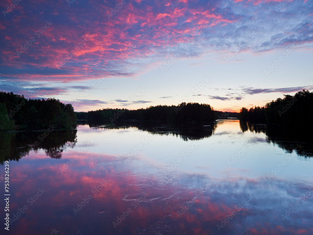 Obraz premium Schweden, Batfors Naturreservat, Fluss, Inseln, Wolken
