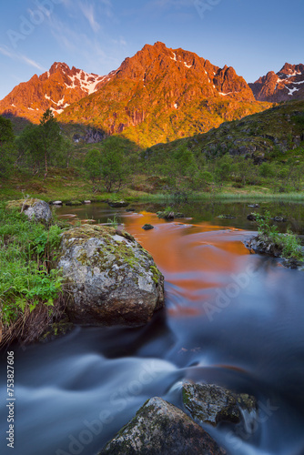 Norwegen, Nordland, Lofoten, Austvagoya, Falkfjorden, Reinslettindan, Berge photo