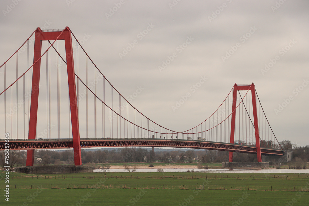 Fototapeta premium Imposante Rheinbrücke in Emmerich