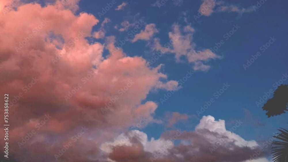 Papel de parede céu azul com nuvens brancas ao entardecer