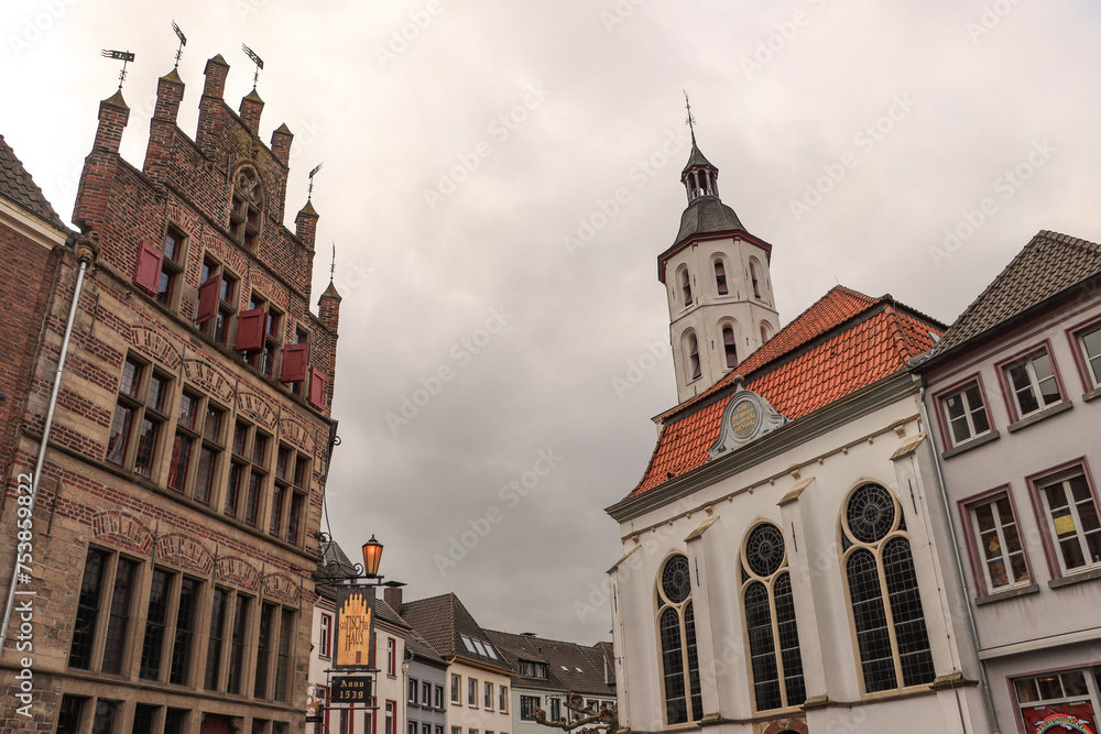 Historisches Xanten am Niederrhein; Marktecke mit Gotischem Haus und Evangelischer Kirche