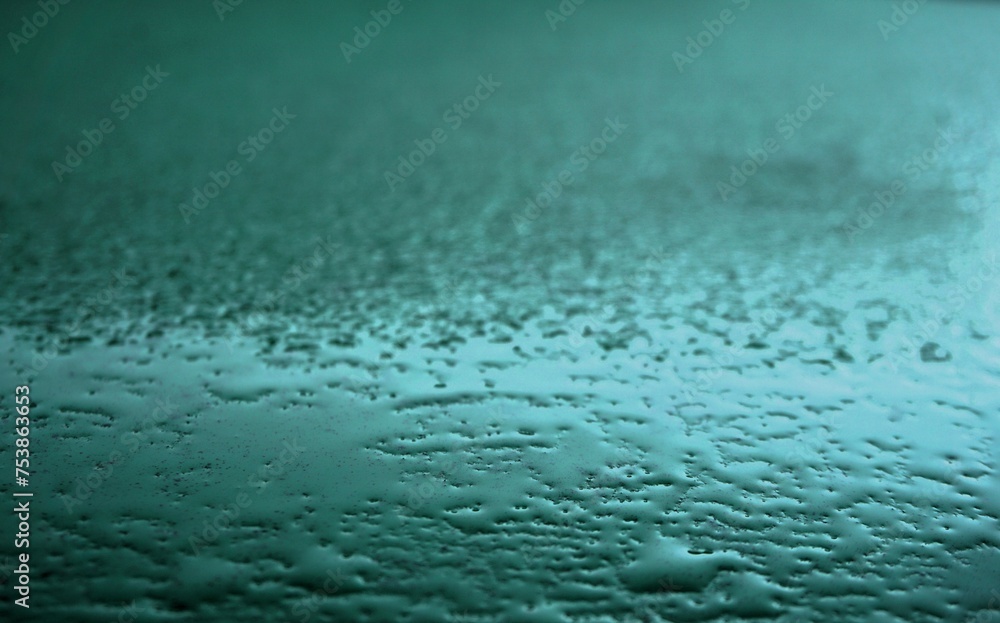 Abstraktes Motiv mit Wassermuster auf blau-grüner Metallfläche als Hintergrund Abstraktes Motiv mit Wassermuster auf blau-grüner Metallfläche als Hintergrund
