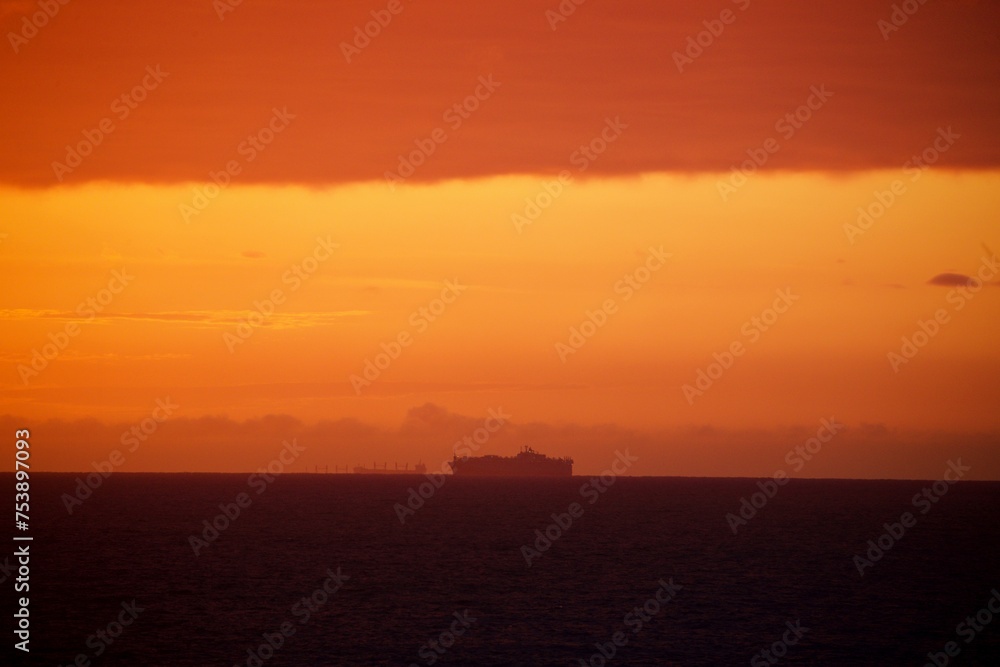 Schiff am Horizont bei Sonnenaufgang