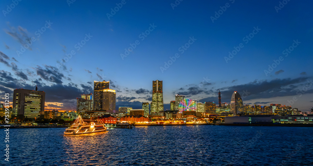 Naklejka premium 大さん橋から見るみなとみらいの夕景