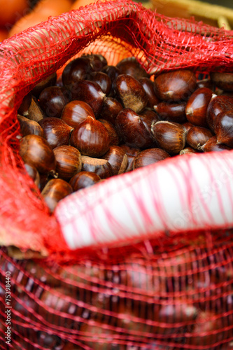 Close-up de um saco de castanhas portugeasa à venda na feira photo