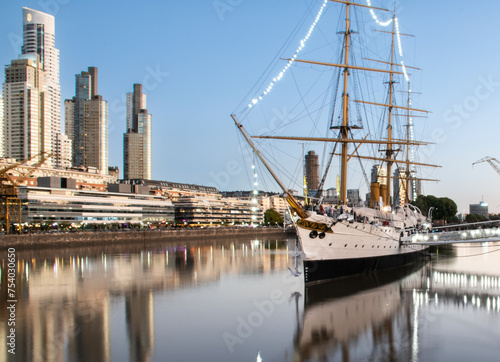 Barco en el puerto de la ciudad. Puerto madero, Buenos Aires