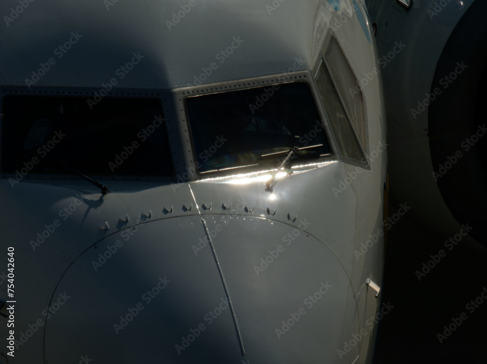 太陽光が反射する飛行機のコクピットの窓