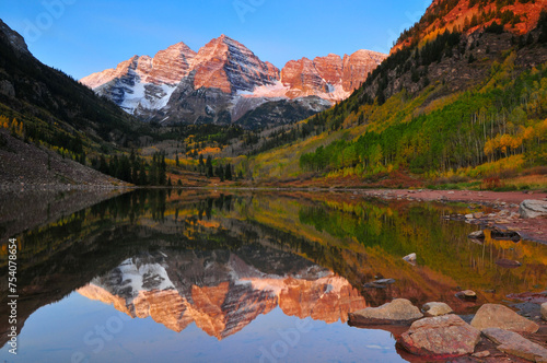 Early fall sunrise on the Maroon Bells and Maroon Lake, White River National Forest, Aspen, Colorado, USA.