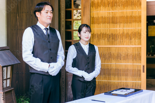 Fotografie お葬式・告別式・お通夜の受付で挨拶するセレモニースタッフ・葬祭ディレクター・葬儀屋の男女