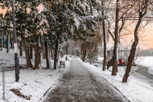 Obraz na płótnie Winter snowy time in a park in Bucharest Romania sunset colors w salonie