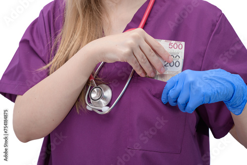 Lekarka przyjęła płatność za prywatny zabieg medyczny, gotówka wkładana do kieszeni