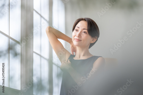 脇をチェックする女性 Free Download 脇をチェックする女性 - GFXLoad