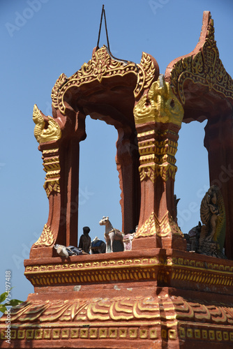 Buddhistische Gedenkstätte an Strand in Thailand © R+R