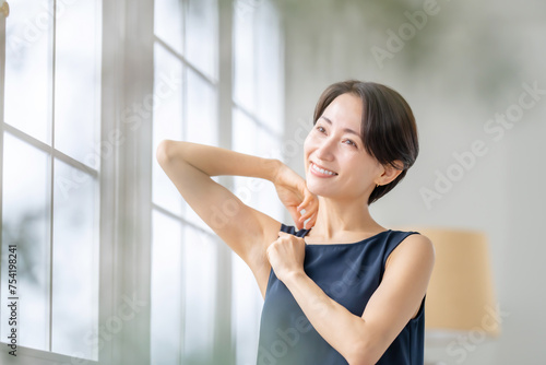 脇をチェックする女性 Free Download 脇をチェックする女性 - GFXLoad