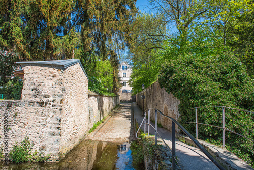 Chevreuse,  village au bord de l'Yvette, région parisienne photo