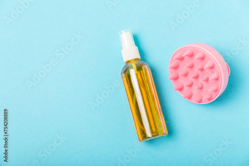 Cuadro en lienzo Brush for scalp massage on a blue background
