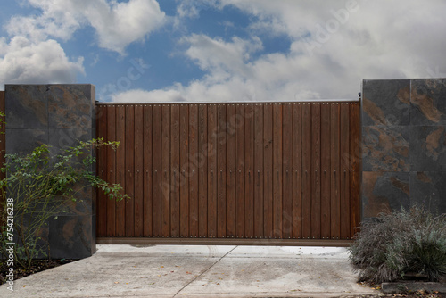 Foto Automatic sliding gate with wooden picket