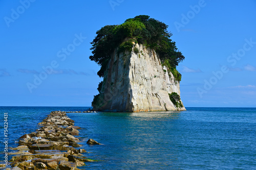 見附島　軍艦島　能登半島国定公園　珠洲市　奥能登　能登半島　能登半島地震で崩壊前の見附島　石川県　北陸　日本海　自然