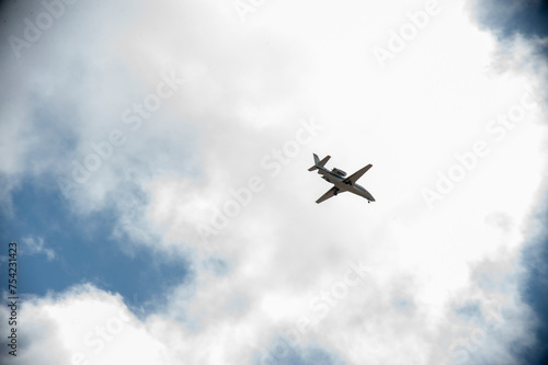 Avión en el cielo de Cádiz hacia el aeropuerto de Jerez