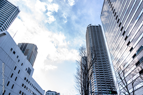 Looking up at the tower mansions of Musashi-Kosugi from below_01