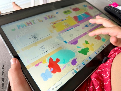 Criança desenhando no computador com desenhos digital.