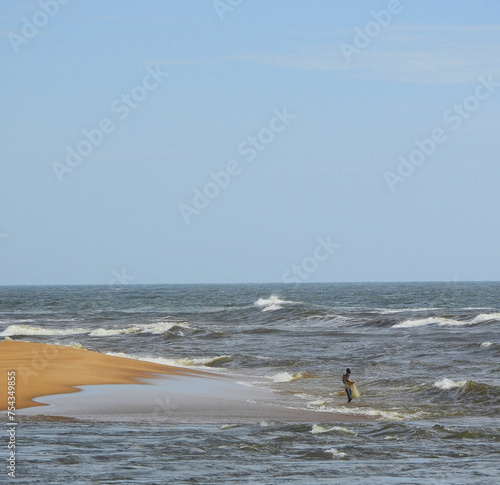 Hombre pescando en el mar 