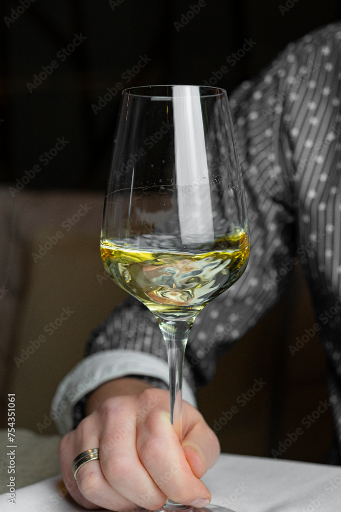 Obraz premium In an upscale restaurant, a beauty enjoys seafood, whiskey, and wine. Kamchatka crab and premium caviar elevate sushi. A tasty octopus is a treat. The bartender and sommelier expertly pair wines 