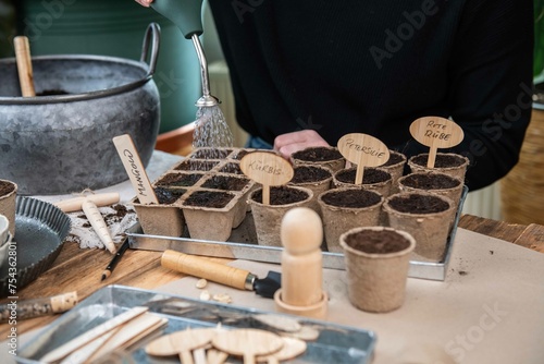 Wallpaper Mural Aussaat im Torftopf, Topf mit Erde füllen, Gemüse selber anpflanzen
 Torontodigital.ca