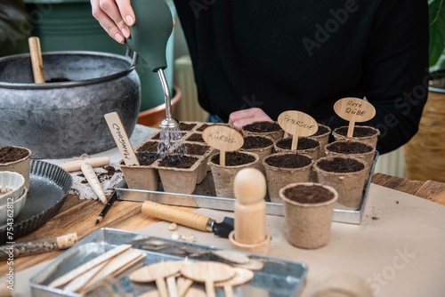 Aussaat im Torftopf, Topf mit Erde füllen, Gemüse selber anpflanzen
