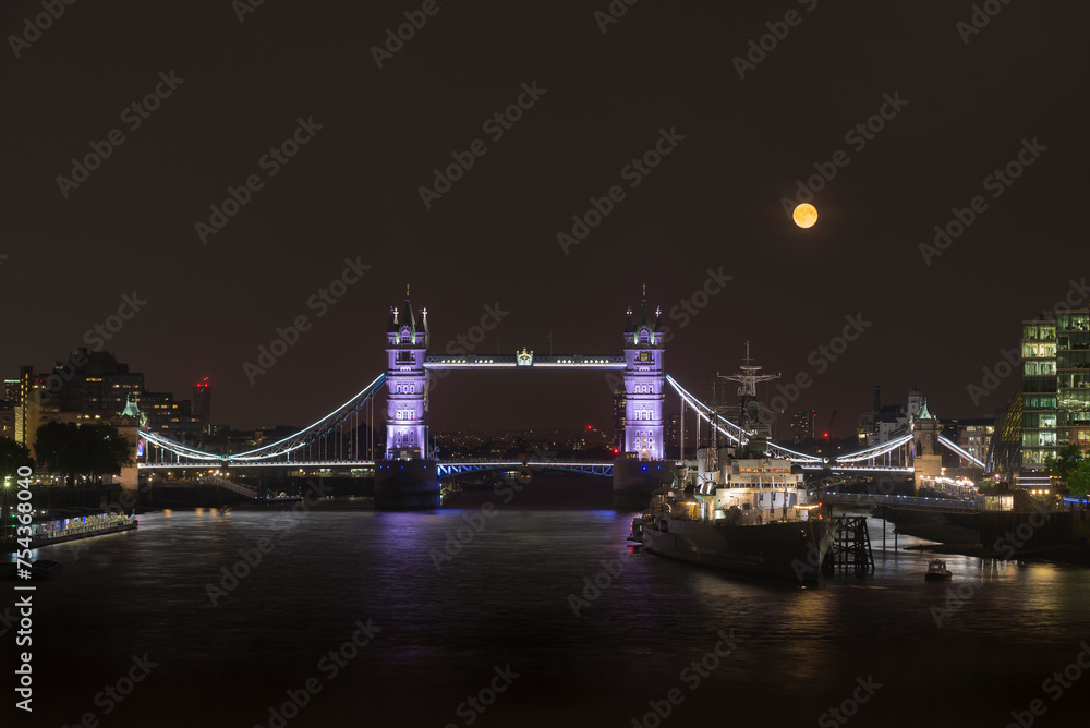 Obraz premium Vollmond über der Tower Bridge und der Themse, London, Grossbrittannien