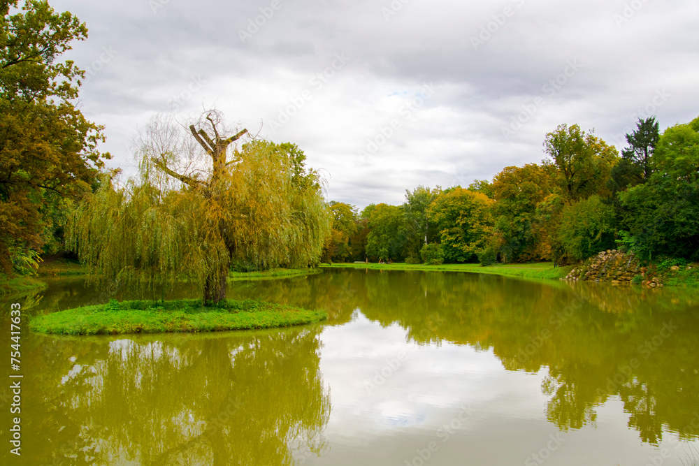 Fototapeta premium Park and lake in the Nadasdly Castle
