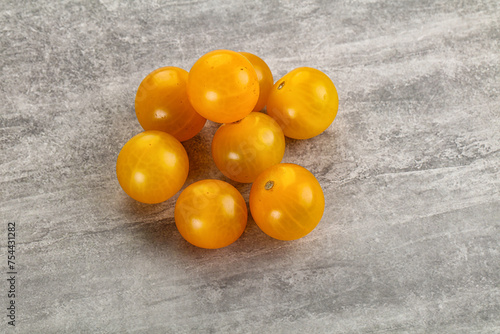 Ripe tasty yellow cherry tomato © Andrei Starostin