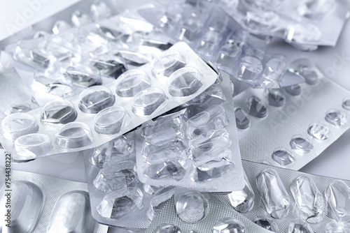 Obraz na plátně Pile of used empty pill blister packs, silver medicine packs