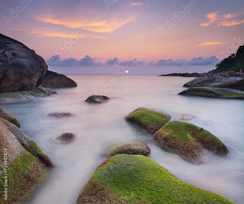 Mit Moos bewachsene Felsen am Thong Reng Beach, Sonnenaufgang, Insel Koh Phangan, Thailand photo