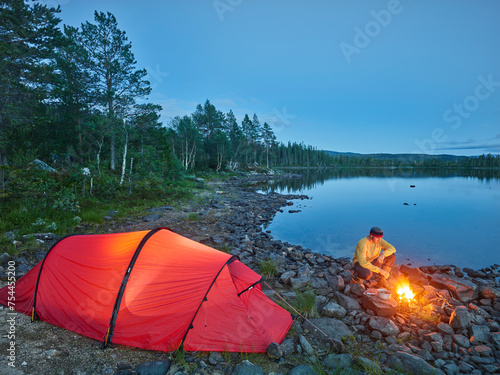 rotes Zelt, Mann, Lagerfeuer,  Sefrivatnet, Tosfjellet, Nordland, Norwegen photo