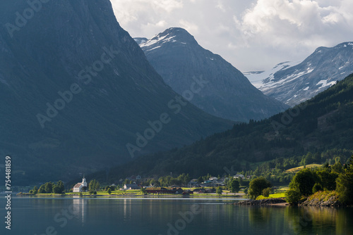 Kirche in Oppstryn, Oppstynvatnet, Jostedalsbreen, Vestland, Norwegen