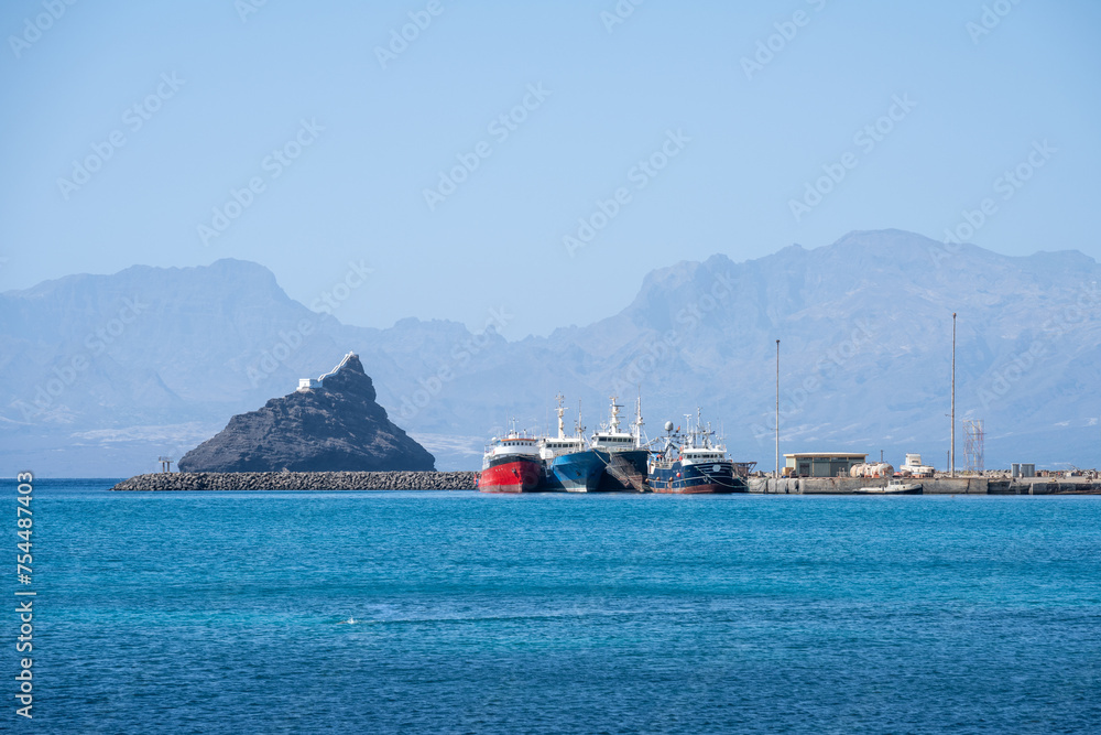 Küstenlandschaft auf Kap Verde mit Blick zum Ilheu dos Passaros
