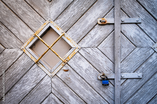 Stare drewniane drzwi z niebieską Kłudka © Rafal Kot