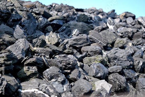 hałda brył węgla kamiennego na składzie w kopalni, Europa © Radosaw