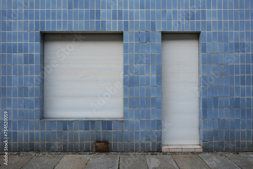 Leerstehendes, verschlossenes Geschäft photo