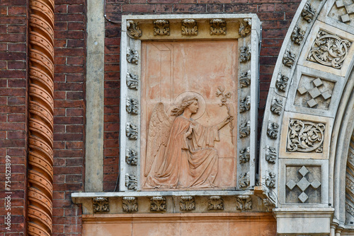 Fotografía Terracotta bas-relief (1880) depicting the Archangel Gabriel next to the central portal of the church of Santa Maria del Carmine (15th c