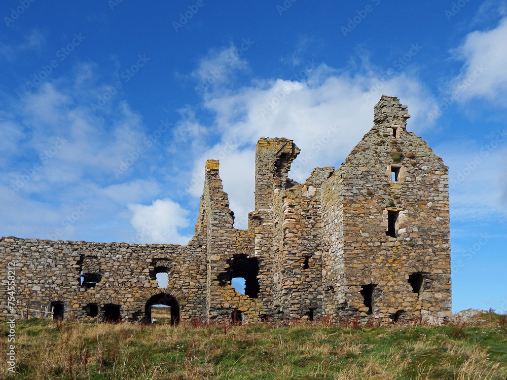 ruiny zamku na górze na tle nieba, castle, ruins of a castle on a hill against the blue sky	 - obrazy, fototapety, plakaty 