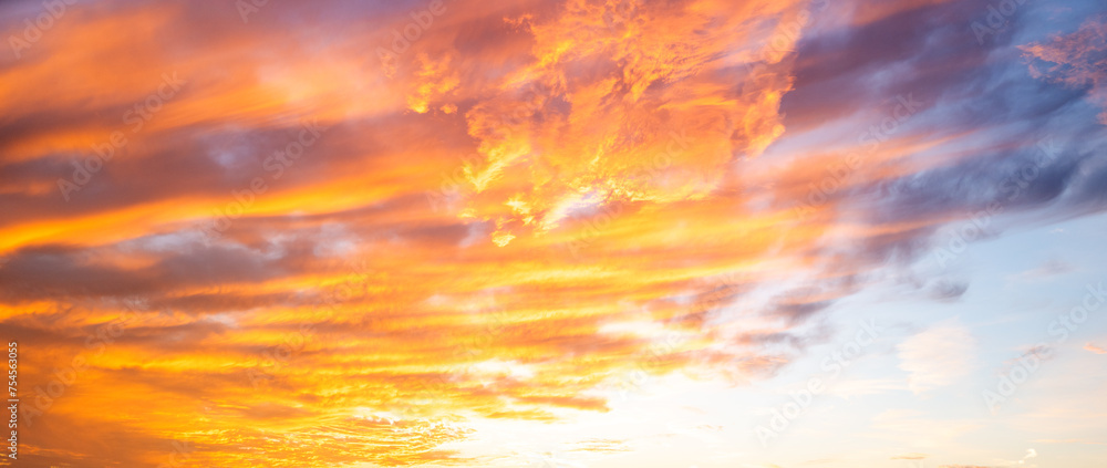 Fototapeta premium Dramatic Colorful Sunset Sky. Clouds with Sunrays. Cloudscape Sunset Background. Panorama Sky. Dramatic sky with clouds at sunset or sunrise. Sunset Sundown. Sky with colorful clouds.